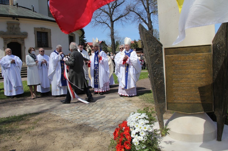 Nowy Wiśnicz. Odsłonięcie i błogosławieństwo obelisku 400-lecia parafii