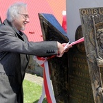 Nowy Wiśnicz. Odsłonięcie i błogosławieństwo obelisku 400-lecia parafii