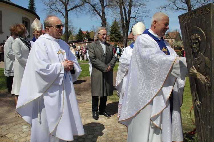 Nowy Wiśnicz. Odsłonięcie i błogosławieństwo obelisku 400-lecia parafii