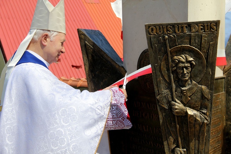 Nowy Wiśnicz. Odsłonięcie i błogosławieństwo obelisku 400-lecia parafii