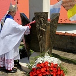 Nowy Wiśnicz. Odsłonięcie i błogosławieństwo obelisku 400-lecia parafii