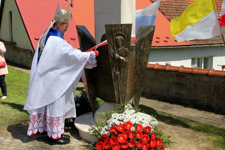 Nowy Wiśnicz. Odsłonięcie i błogosławieństwo obelisku 400-lecia parafii