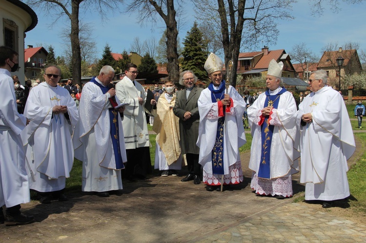 Nowy Wiśnicz. Odsłonięcie i błogosławieństwo obelisku 400-lecia parafii