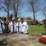 Nowy Wiśnicz. Odsłonięcie i błogosławieństwo obelisku 400-lecia parafii