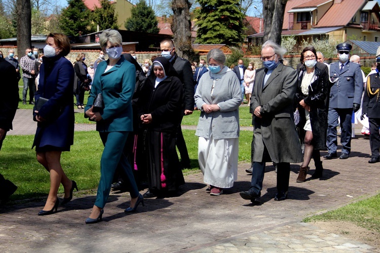 Nowy Wiśnicz. Odsłonięcie i błogosławieństwo obelisku 400-lecia parafii