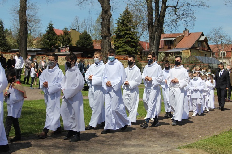 Nowy Wiśnicz. Odsłonięcie i błogosławieństwo obelisku 400-lecia parafii