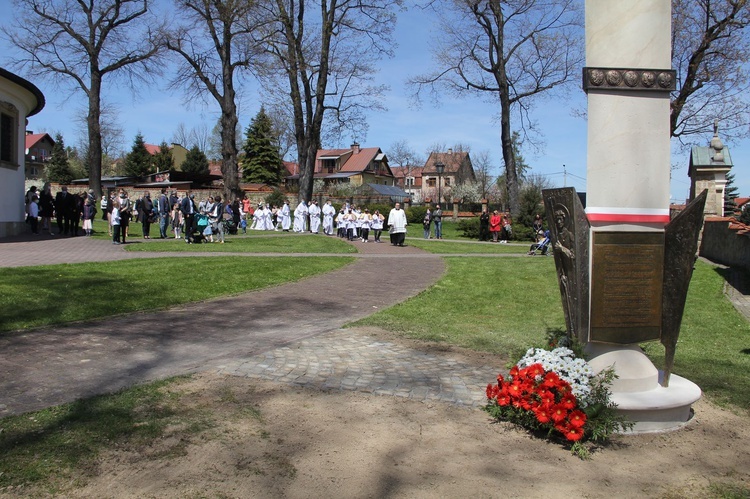 Nowy Wiśnicz. Odsłonięcie i błogosławieństwo obelisku 400-lecia parafii