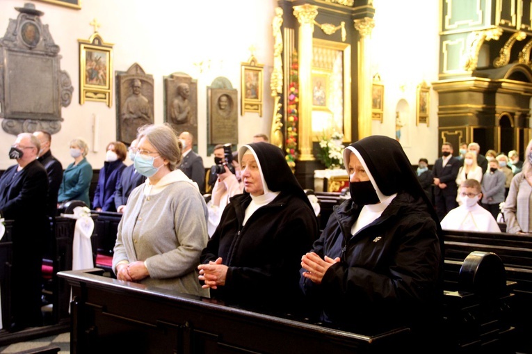 Nowy Wiśnicz. Odsłonięcie i błogosławieństwo obelisku 400-lecia parafii