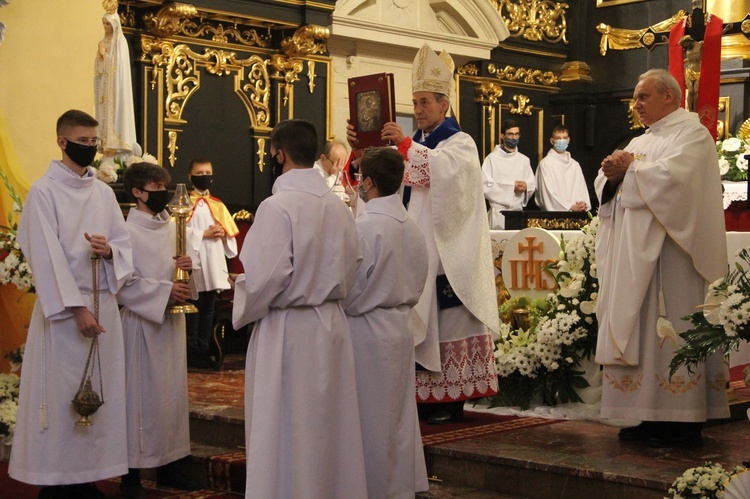 Nowy Wiśnicz. Odsłonięcie i błogosławieństwo obelisku 400-lecia parafii