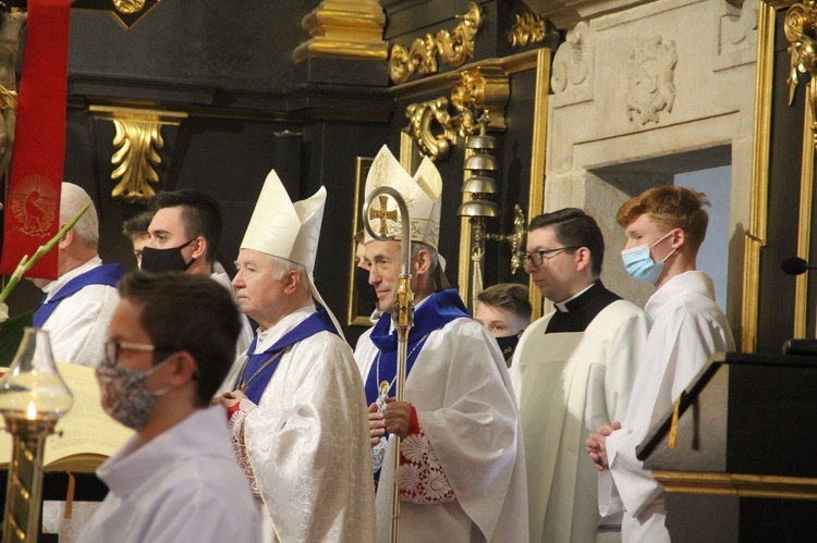 Nowy Wiśnicz. Odsłonięcie i błogosławieństwo obelisku 400-lecia parafii