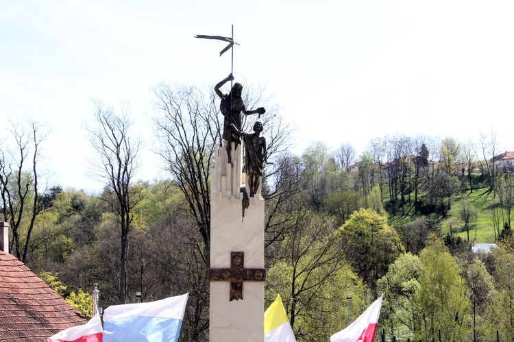 Nowy Wiśnicz. Odsłonięcie i błogosławieństwo obelisku 400-lecia parafii