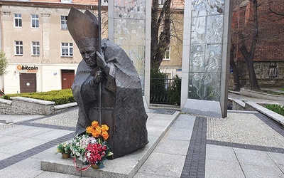 Pomnik Jana Pawła II przy katedrze przypomina, że od 9 lat jest on patronem biskupiego miasta.
