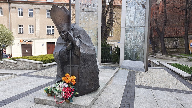 Pomnik Jana Pawła II przy katedrze przypomina, że od 9 lat jest on patronem biskupiego miasta.