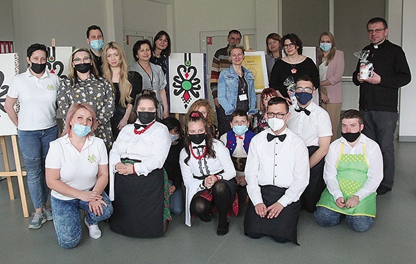 Młodzi autorzy projektów „Czas na młodzież” z żywieckiego Ośrodka Szkolno-Wychowawczego z opiekunami i gośćmi.