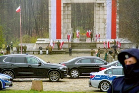 ▲	Prezydent Andrzej Duda przemawia  pod pomnikiem Czynu Powstańczego.