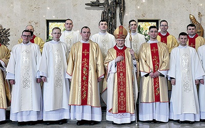 ▲	Wyświęceni z biskupem i moderatorami seminaryjnymi.