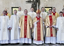▲	Wyświęceni z biskupem i moderatorami seminaryjnymi.