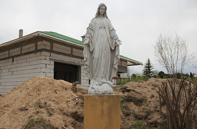 	Wokół powstają nowe domy, a pochodząca z czasów II wojny światowej figura Matki Bożej Niepokalanej w Chylicach wciąż czuwa nad mieszkańcami.