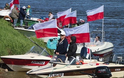 ▲	Na wietrze powiewały biało-czerwone flagi, które uczestnicy modlitewnego rejsu zabrali do swoich łodzi.