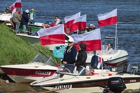 ▲	Na wietrze powiewały biało-czerwone flagi, które uczestnicy modlitewnego rejsu zabrali do swoich łodzi.