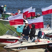 ▲	Na wietrze powiewały biało-czerwone flagi, które uczestnicy modlitewnego rejsu zabrali do swoich łodzi.