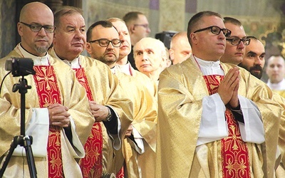 ▲	Wśród nowo mianowanych proboszczów jest ks. dr Jarosław Kamiński z Kurii Diecezjalnej Płockiej (pierwszy od lewej).