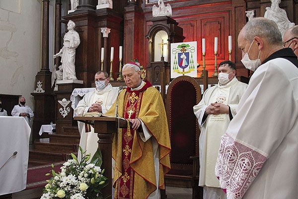 ▲	„My także cię prosimy, parafii naszej strzeż, ta nosi twoje imię, niech wiarą żyje też” – śpiewano w pieśni ku czci papieża Polaka na rozpoczęcie liturgii.