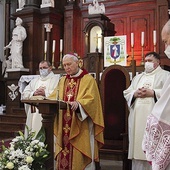 ▲	„My także cię prosimy, parafii naszej strzeż, ta nosi twoje imię, niech wiarą żyje też” – śpiewano w pieśni ku czci papieża Polaka na rozpoczęcie liturgii.