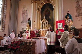 ▲	Prace trwały kilka lat, obejmując renowację poszczególnych części, malowanie, wymianę okien, wykonanie nowych witraży i wyposażenia zakrystii.