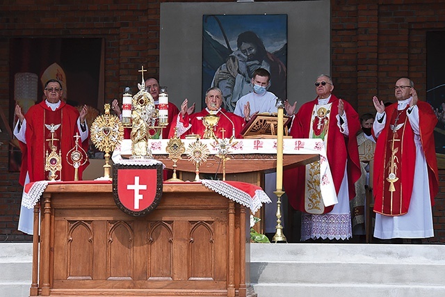 „Ze św. Stanisławem zgromadzeni na Świętej Wieczerzy” – tak brzmiało hasło odpustu.