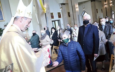 Do straży 70 wiernych przyjął bp Stanisław Salaterski. Wręczył nowym członkom, z których niektórzy byli bardzo młodzi, także medaliki.