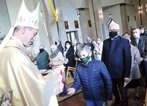 Do straży 70 wiernych przyjął bp Stanisław Salaterski. Wręczył nowym członkom, z których niektórzy byli bardzo młodzi, także medaliki.