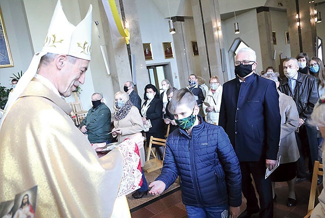 Do straży 70 wiernych przyjął bp Stanisław Salaterski. Wręczył nowym członkom, z których niektórzy byli bardzo młodzi, także medaliki.