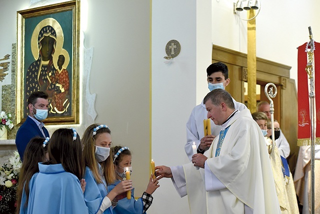 	Świece przy zacheuszkach zapalili rodzice i dziewczynki z DSM.