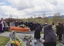 	Ciało zakonnicy zostało złożone na cmentarzu parafialnym w Grywałdzie. W pogrzebie wzięli udział parafianie, rodzina, liczna grupa współsióstr i kapłani.