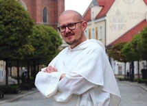 	Urodzony w 1982 r. w Przemyślu zakonnik jest prezesem Fundacji Dominikański Ośrodek Liturgiczny. Przez dziesięć lat był duszpasterzem akademickim w Stanach Zjednoczonych. Zajmuje się formacją liturgiczną i popularyzacją muzyki liturgicznej.