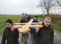 ▲	Pątnicy nieśli karawakę i modlili się o oddalenie epidemii.