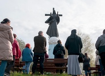 Pątnicy zainaugurowali maryjny miesiąc modlitwą.