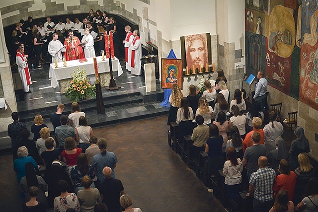 Przed pandemią w kościele akademickim mogła się modlić nieograniczona liczba żaków i wykładowców.