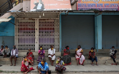 Indie: Eksperci ostrzegają przed "czarnym grzybem" atakującym pacjentów z Covid-19