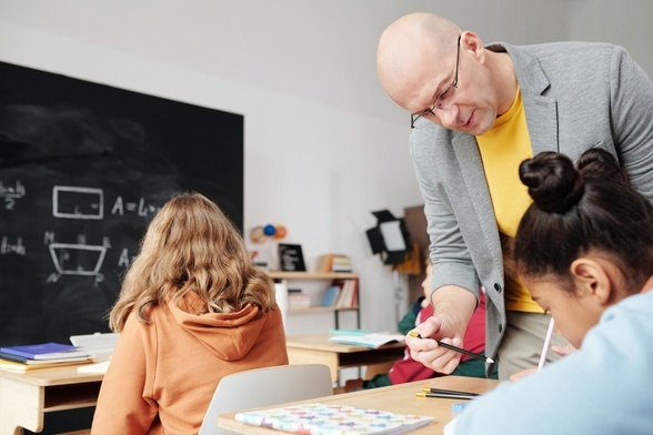 Podwyższenie pensum i powiązanie wynagrodzeń nauczycieli z płacą minimalną