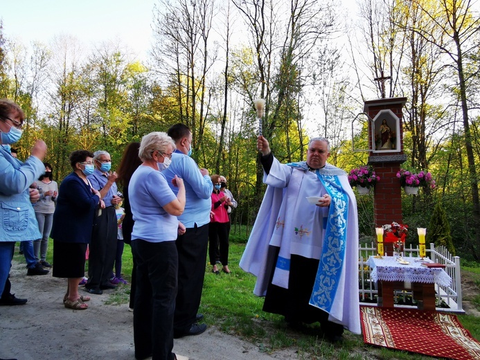 Poświęcenie kapliczki w Łazach Biegonickich