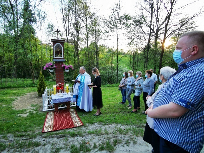 Poświęcenie kapliczki w Łazach Biegonickich