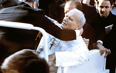 Plac św. Piotra 13 maja 1981 r. Postrzelony przez zamachowca papież osuwa się w ramiona ks. Dziwisza
