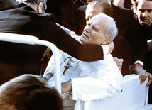 Plac św. Piotra 13 maja 1981 r. Postrzelony przez zamachowca papież osuwa się w ramiona ks. Dziwisza