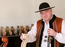 Andrzej Kalata robi instrumenty smyczkowe dla muzyków z całego świata.