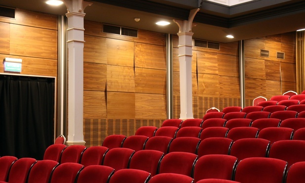 Morawiecki: Przyspieszamy otwarcie kin, filharmonii i teatrów
