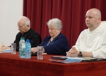 Prelegentami sympozjum byli: Anna Rastawicka, o. Wojciech Dec i bp Andrzej F. Dziuba.