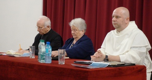 Prelegentami sympozjum byli: Anna Rastawicka, o. Wojciech Dec i bp Andrzej F. Dziuba.