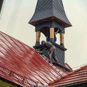 Jest wieża na kościele w Prudniku-Lesie